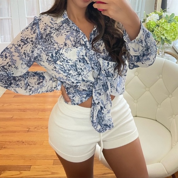 Reposhing. Love the top! But only needed it for one day. - Picture 2 of 3